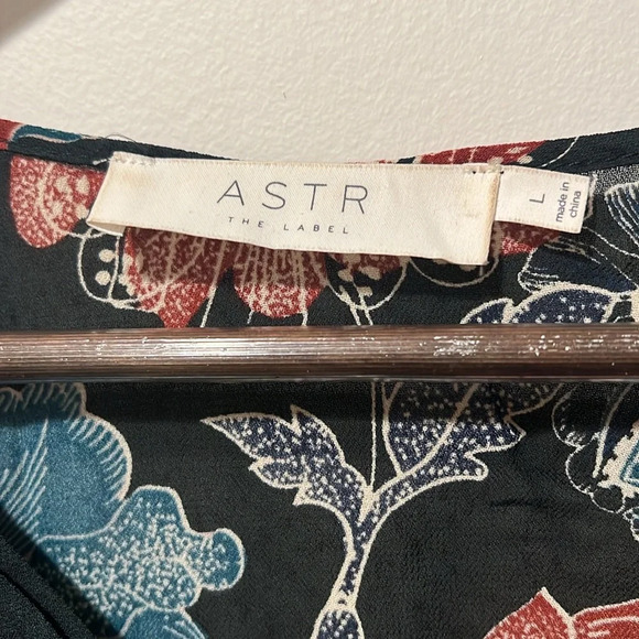 ASTR the Label Floral Blouse - Size Large - Picture 4 of 6